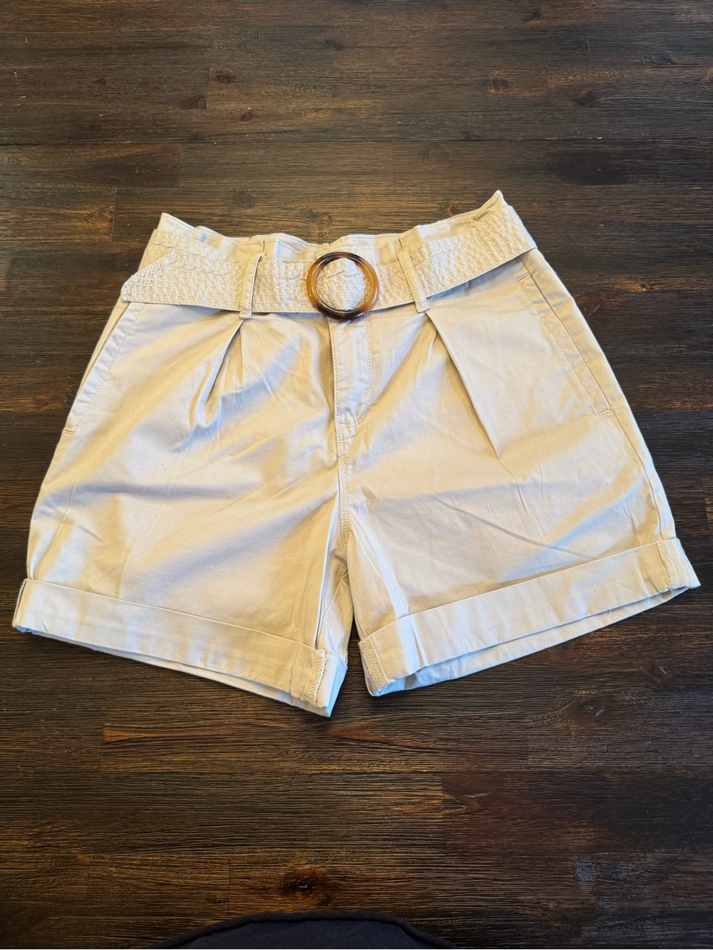 Gloria Vanderbilt Women’s Size 8 Light Khaki Belted High Rise Shorts